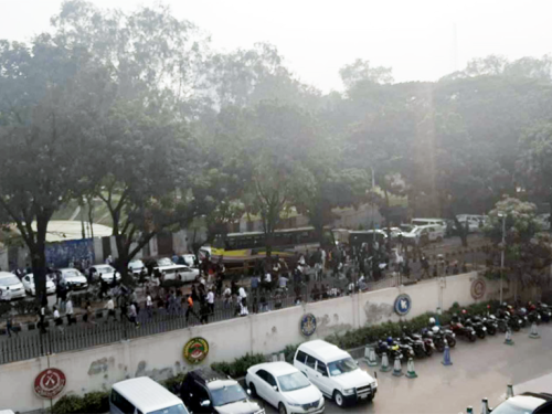 There was a chase and counter-chase at the Secretariat gate, with police firing blank shots ?